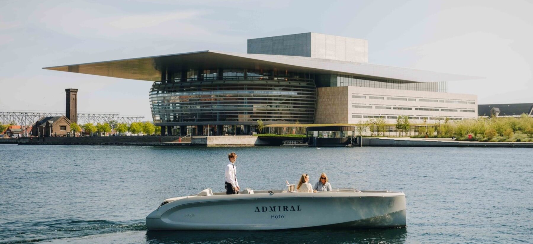 Admiral Hotel både foran Operahuset i Københavns Havn