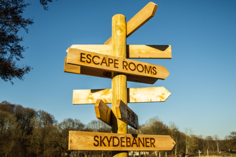 2 vejskilte i træ.jpg