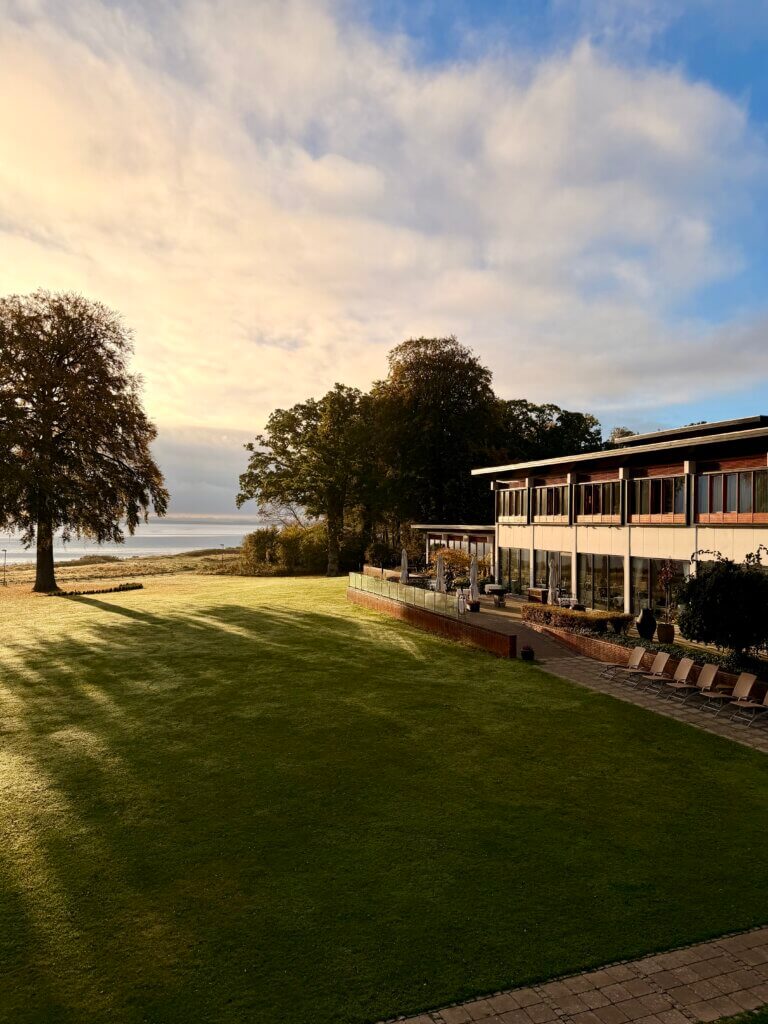 Hotel Hesselet med udsigt til park og hav