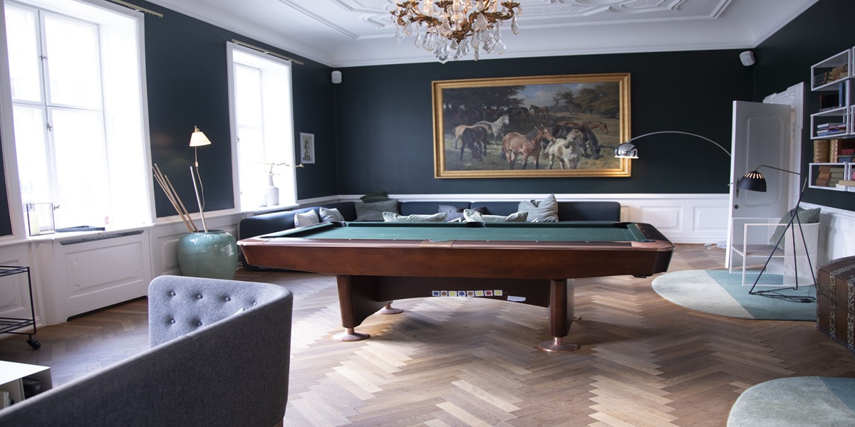 Poolbord ved baren.jpg