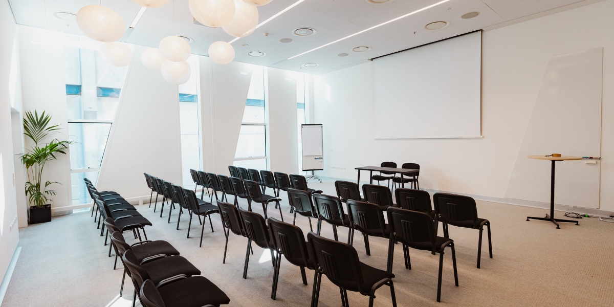Konferencelokale i teateropstilling.jpg