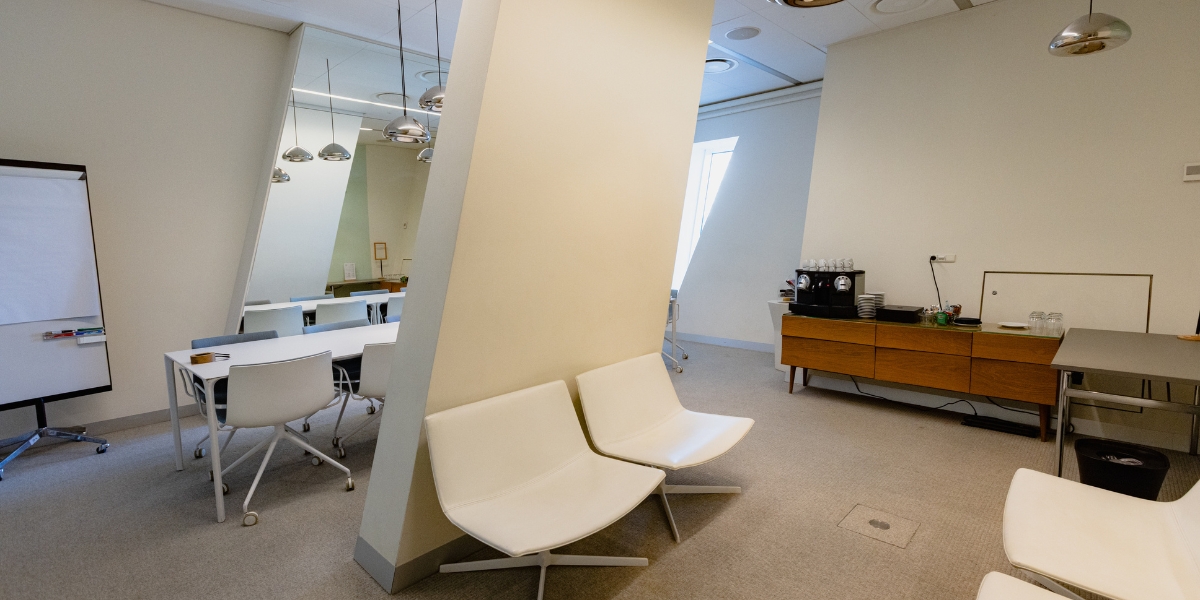 Mødelokale med loungeområde.jpg